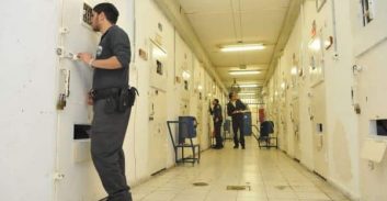 בניגוד לקביעת בג"ץ: שב"ס מכניס אסירים לתאים של פחות מ-3 מ"ר
