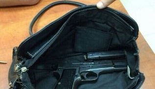הבלשים מצאו אקדח 9 מ"מ בבית
