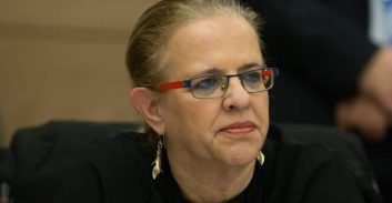 גרסטל מגשרת בין חברת החשמל וסימנס לעד המדינה אהרונסון