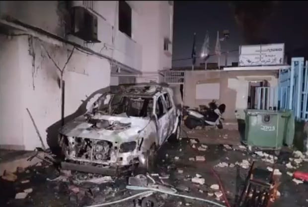 ניידת שהוצתה בחצר נקודת המשטרה (דוברות משטרה)