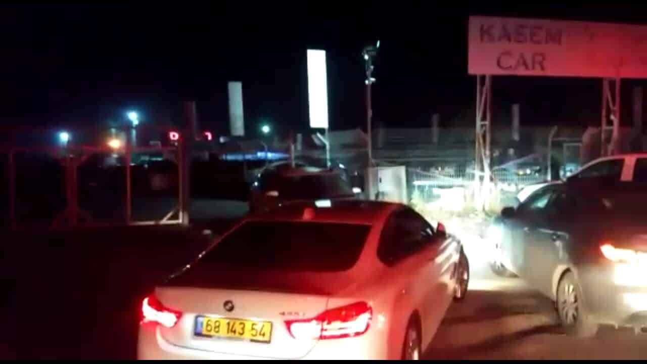 זירת הרצח סמוך למגרש מכוניות (צילום: תיעוד מבצעי מד"א)
