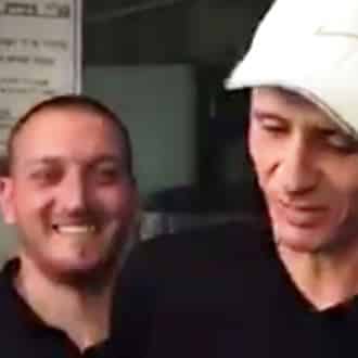 יוסי מוסלי ומור דדון ביציאה מהכלא כאשר מוסלי שוחרר. צילום פוסטה