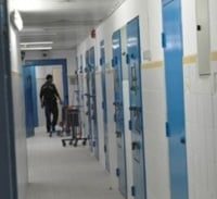 אישום: אסיר שפך נוזל רותח על סוהר וצעק, "מתנה לבן גביר"