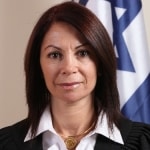 הקטין הפשיל את מכנסי המורה לעיני התלמידים, ויפצה אותו