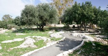 ארבעה בעקבות אחד