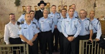 המפכ"ל רב ניצב יוחנן דנינו הדליק נר חנוכה בכותל המערבי