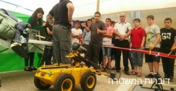 עשרות הורים וילדיהם ביום הפתוח של תחנת זבולון