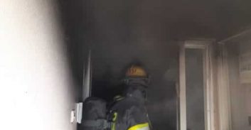 חשד: גבר ואשתו "הזמינו" את הצתת דלת דירתה של המאהבת