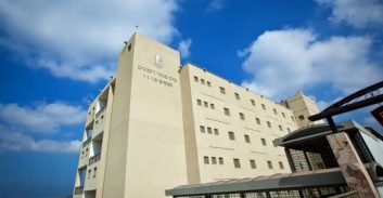 בכיר בכלא רימונים הבריח חפצים ותרופות לכ-20 אסירים