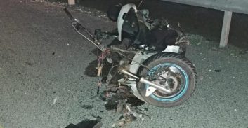 צעיר שפגע בקטנוע מאחור מואשם בהפקרת הרוכבים שנפצעו