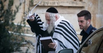 כתב אישום נגד מנהלי חצר הרב ברלנד, שתי עמותות וצ'יינג'