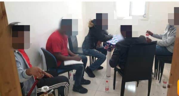 פוסטה והבידוד: משחקי קלפים ועישוני נרגילות פוסטה והבידוד: משחקי קלפים ועישוני נרגילות