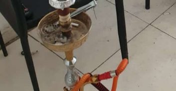 פוסטה והבידוד: משחקי קלפים ועישוני נרגילות