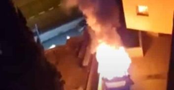 אישום: גובים צעירים זרקו בקבוק תבערה והציתו את רכבו של החייב