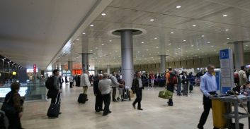 כתב אישום: שלושה בלשים תקפו וכלאו מאבטח בנתב"ג