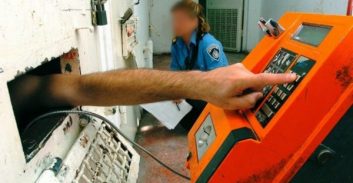 אישום: כך הצליח אסיר להתחזות בטלפון לנציג בזק ולעקוץ קשישים