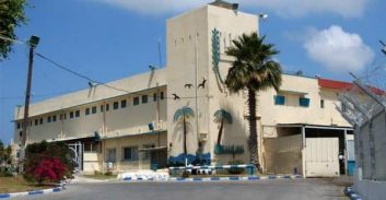 אישום: אסיר מכלא השרון חתך מנהלת אגף ואיים על סוהרים