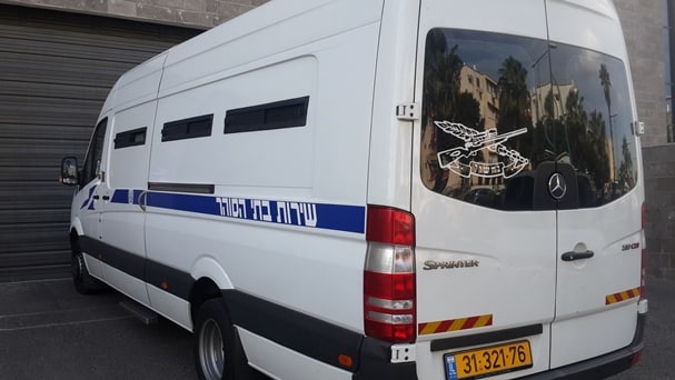 תלונה: אנשי נחשון בג'למי היכו עצור ופגעו בידו השבורה
