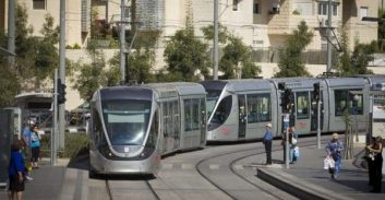 מכניס, צובט, מלטף: אישום חמור נגד מטרידן מיני ברכבת הקלה