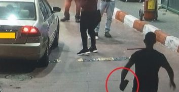 הסדר לנאשם שמתועד מאיים באבן משתלבת