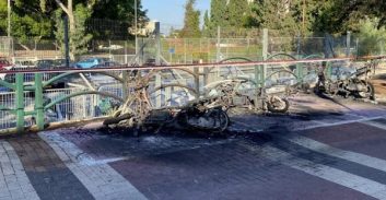 נעצרו שני חשודים בהצתת קטנועים של עיריית הוד השרון
