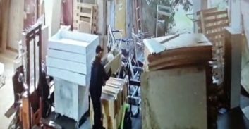 אישום: בעל נגריה תקף וסחט אדם שניסה לגנוב סחורה מפתח העסק