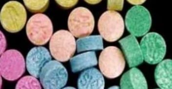 אישום: החזיק ברכבו קוקאין, MDMA, LSD וקטמין תוך ביצוע עבודות שירות