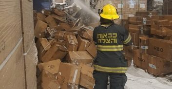 אישום: מאבטח הצית מחסנים כי לא קיבל העלאת שכר