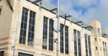 חשד: סחטו מיליונים מבכיר בעיריית ירושלים על רקע נטייתו המינית