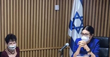 המרכז לחקר השואה: כרכי חקיקה נגד גזענות הוגשו לנשיאה חיות