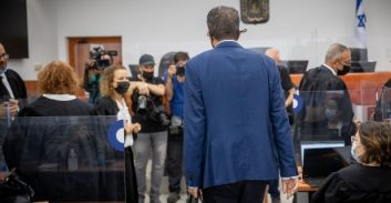 מכה לתביעה במשפט נתניהו: תחשוף את כל שיחות ישועה עם גורמים פוליטיים ומסחריים