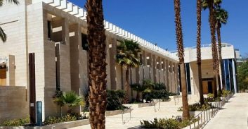חשד: הנאשם איים על עד התביעה המרכזי בסימן שחיטה על הגרון