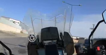 צפו בסרטון: אופנוען משטרתי במרדף מהיר ועצבני אחרי רכב בדרום