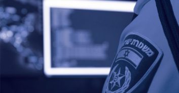 אישום: שוטרת מסרה מידע על חקירות לעבריין שאיתו ניהלה קשר אינטימי