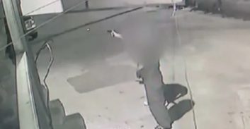 צעיר מיבנה מואשם בירי ופציעה של מוכר למשטרה בראשל"צ