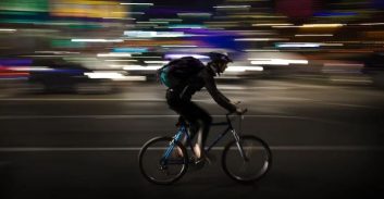 אישום נגד שליח שביצע מעשים מגונים בצעירה לה הביא משלוח בצפון