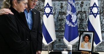 הדגל במשכן הנשיא הורד לחצי התורן לציון פטירתה של אורה הרצוג