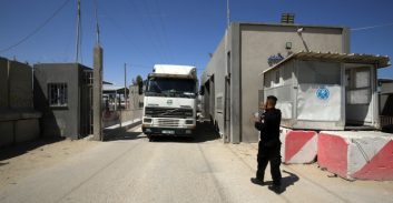 עובד במעבר כרם שלום חשוד בעבירות שוחד בהברחת סחורות מעזה