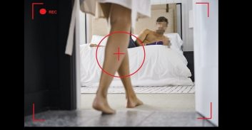 חשד: בעלים של מלון בתל אביב צילם בסתר זוגות