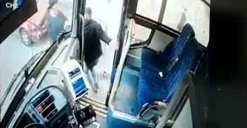 נהג אוטובוס נאשם בתקיפה ודריסה של נוסע שסירב לעטות מסיכה