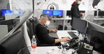 "מסלול בטוח": חוקרי להב 433 פשטו על משרדי חברת פורקס בנצרת