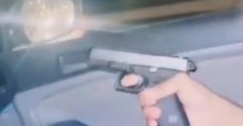 אישום: הצטלם עם שכפ"ץ ואקדחים שהחביא במושב נוה ימין