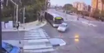 אישום: עקף אוטובוס בנתיב תחבורה ציבורית וגרם למותה של הולכת רגל