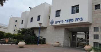 אישום: שלושה עצורים מהשרון חתכו עציר פלסטיני בכלא הדרים