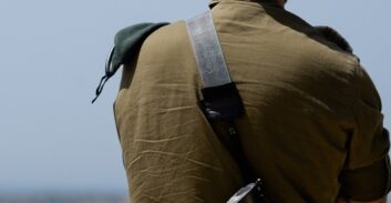 לוחם הטיח קסדה בחברו ושבר את שיניו, בית-הדין המליץ שיחזור ליחידה