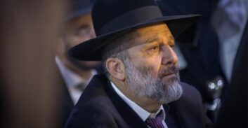 התנועה לאיכות השלטון מבקשת מהיועמ"שית למנוע מינוי אריה דרעי לשר בממשלה