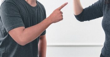 שופטת ביטלה הרשעה בתקיפה לגבר אובססיבי שדחף את בת-זוגו לשעבר