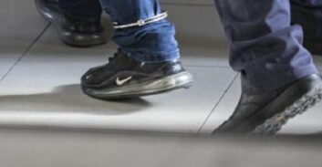 מוכר למשטרה נעצר בחשד לאיומים על אישה והצתת פעמון הדלת בביתה