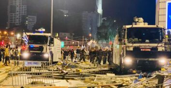 מפגין בתל אביב תפס באיבר מינו של שוטר שסייע למעצרו