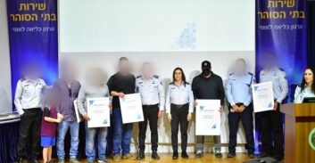 הנציבה העניקה תעודות הוקרה למפענחי הירי על רכבו של קצין שב"ס